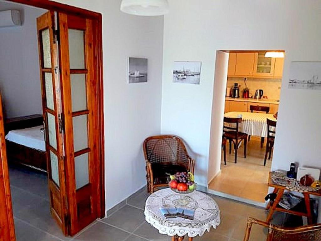PERDIKA STONEHOUSE room 6